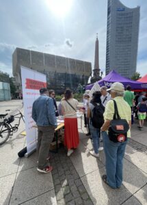 Bild zeigt Stand der Stiftung Friedliche Revolution mit zahlreichen Interessierten.