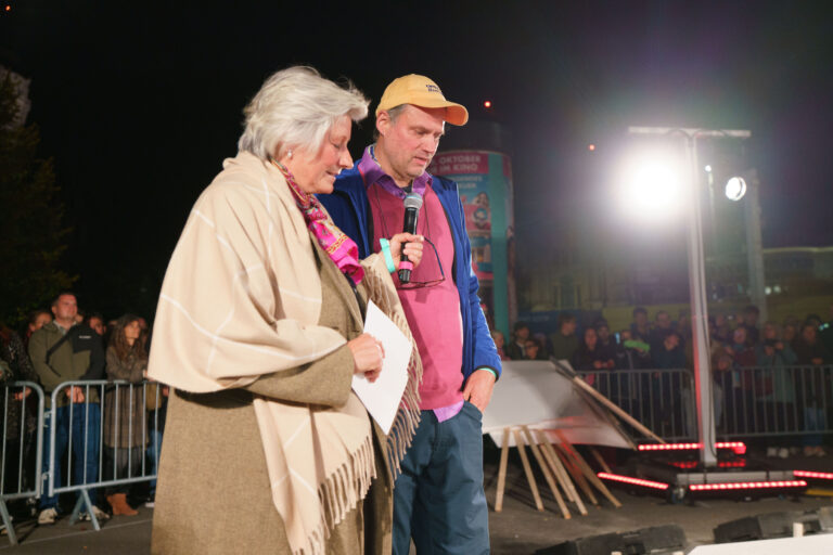 Moderatorin Alexandra Gerlach mit Michael Grzesiak am Grundstein