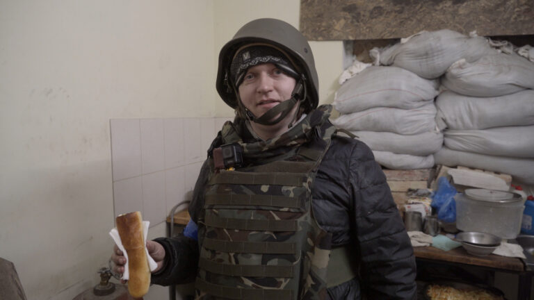"A Simple Soldier" von Artem Ryzhykov & Juan Camilo Cruz