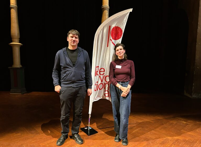 Tim Bohse und Projektleiterin der REVOLUTIONALE Marie Schwarz