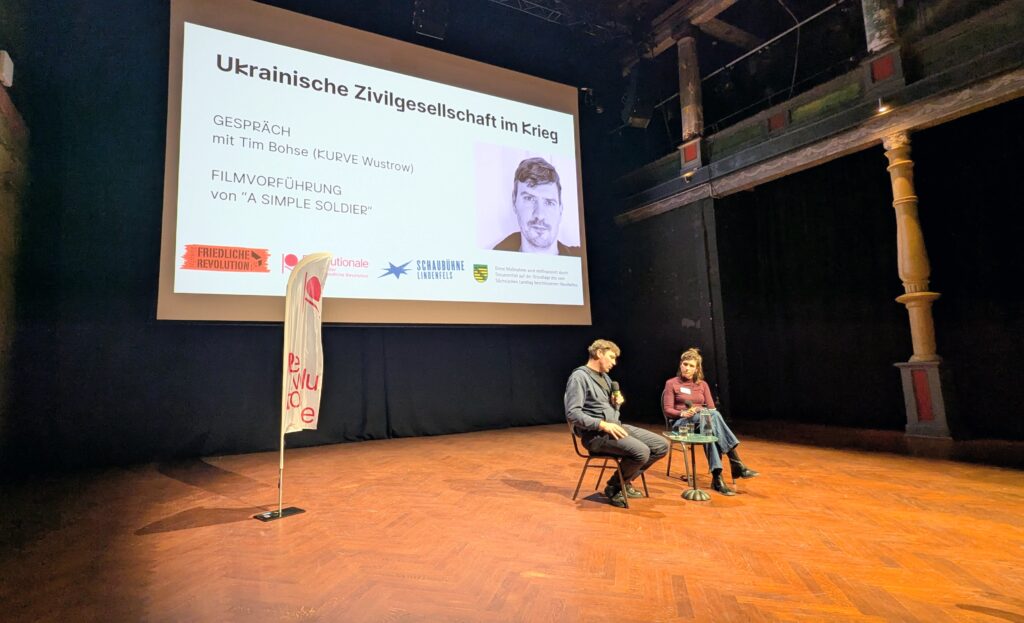 Marie Schwarz im Gespräch mit Tim Bohse vor der Filmvorführung von "A Simple Soldier"