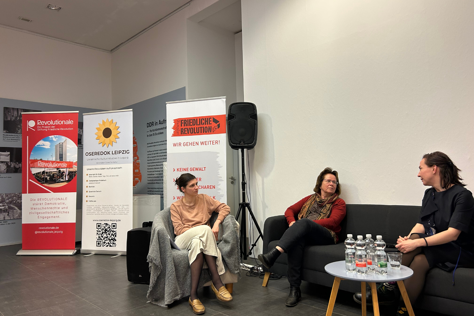 Revolutionale-Projektleiterin Marie Schwarz im Gespräch mit Prof. Dr. Beate Mitzscherlich und Liza Walther von Oseredok, Foto: Jeannine Kunert