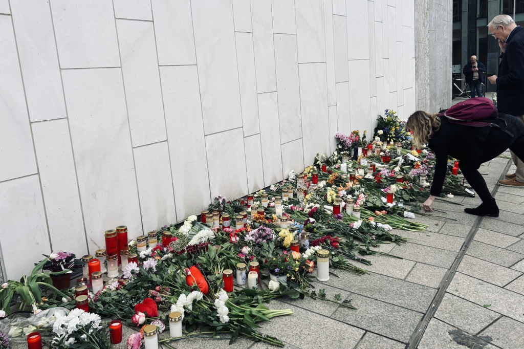 Blumen vor dem Paulinum